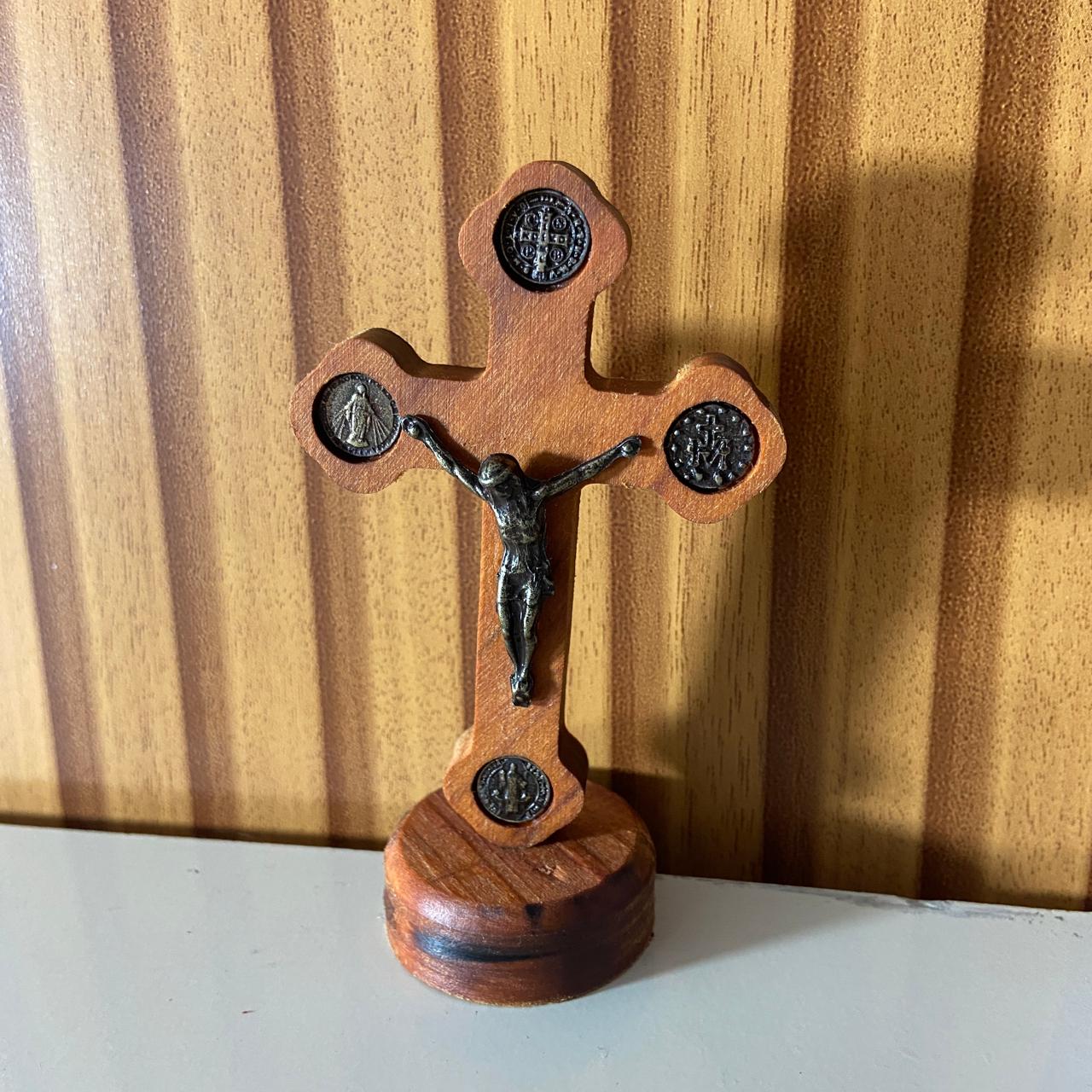 CRUCIFIXO MADEIRA DE MESA MEDALHA SÃO BENTO E NOSSA SENHORA DAS GRAÇAS 10,5CM (1 UNIDADE)