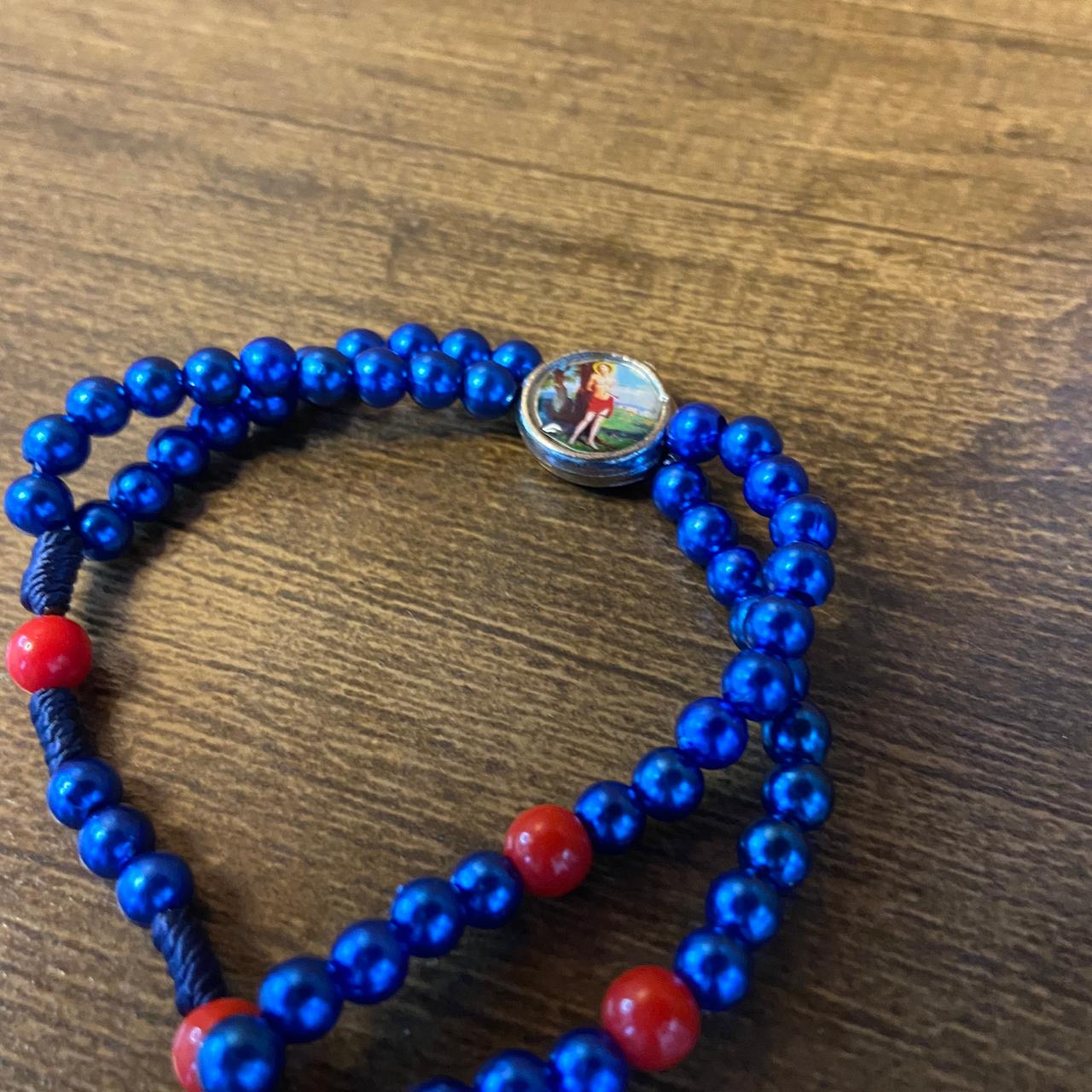TERÇO PULSEIRA PÉROLA AZUL COM MEDALHA RESINADA SÃO SEBASTIÃO (6 UNIDADES)