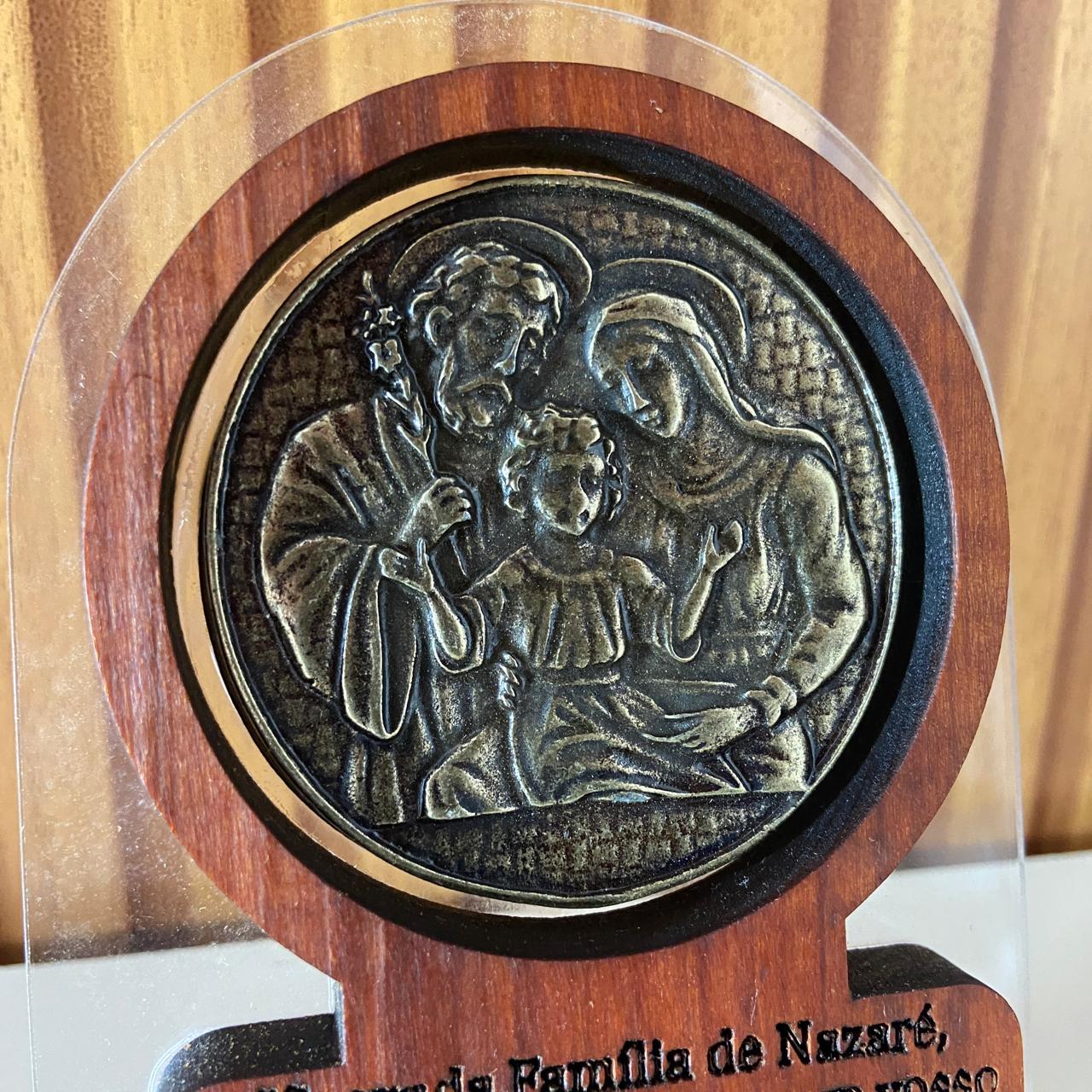 ADORNO DE MESA ACRÍLICO E MADEIRA COM ORAÇÃO SAGRADA FAMÍLIA METAL OURO VELHO 12CM (1 UNIDADE)