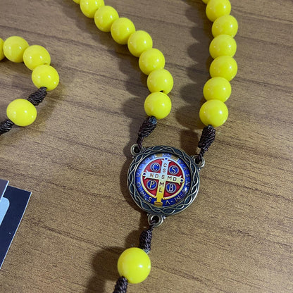 TERÇO PÉROLA AMARELA CAMPISTA MEDALHA SÃO BENTO 10MM (1 UNIDADE)