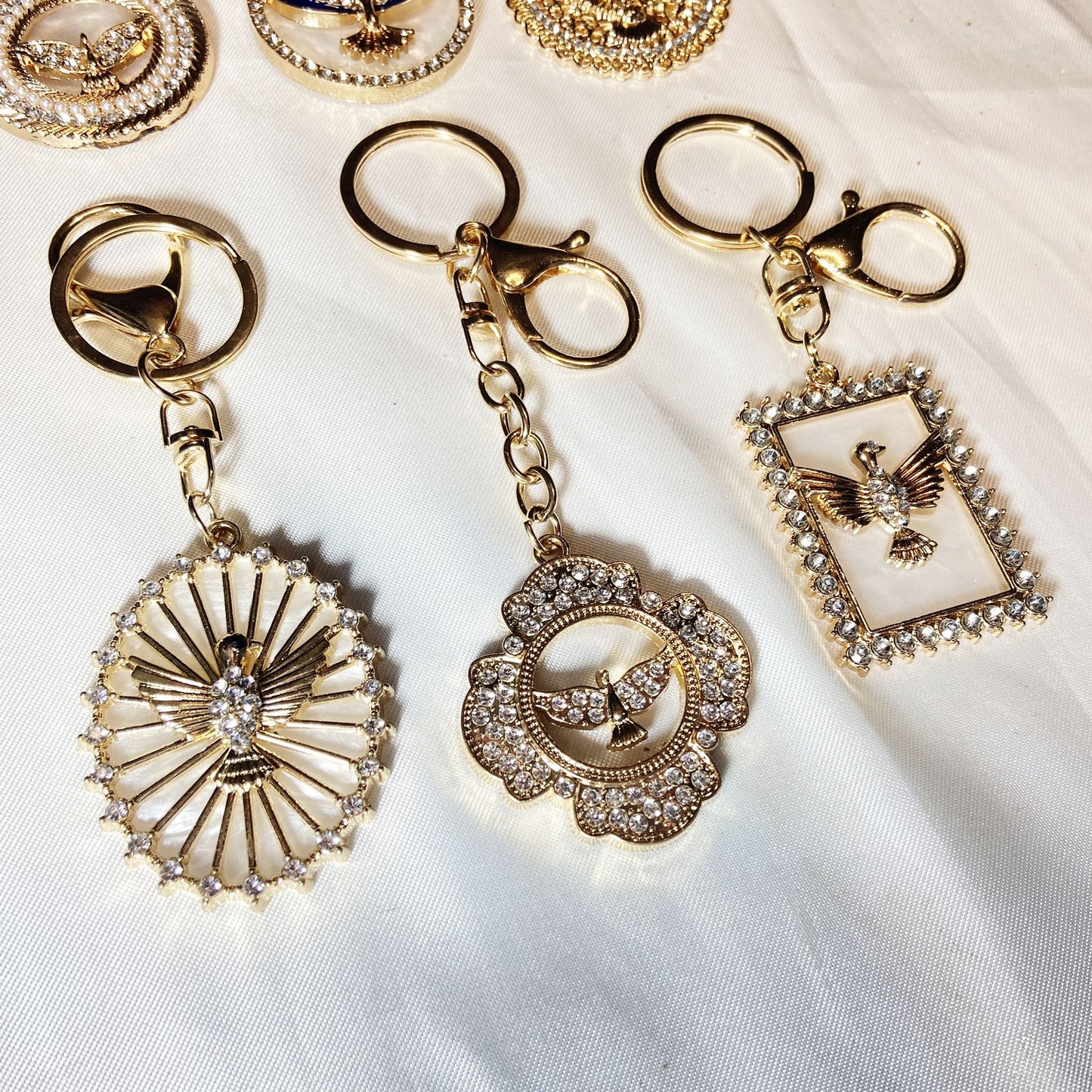 CHAVEIRO LUXO DIVINO ESPÍRITO SANTO COM STRASS SORTIDOS (6 UNIDADES)