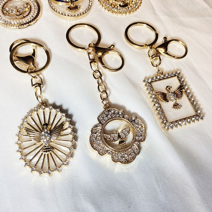 CHAVEIRO LUXO DIVINO ESPÍRITO SANTO COM STRASS SORTIDOS (6 UNIDADES)