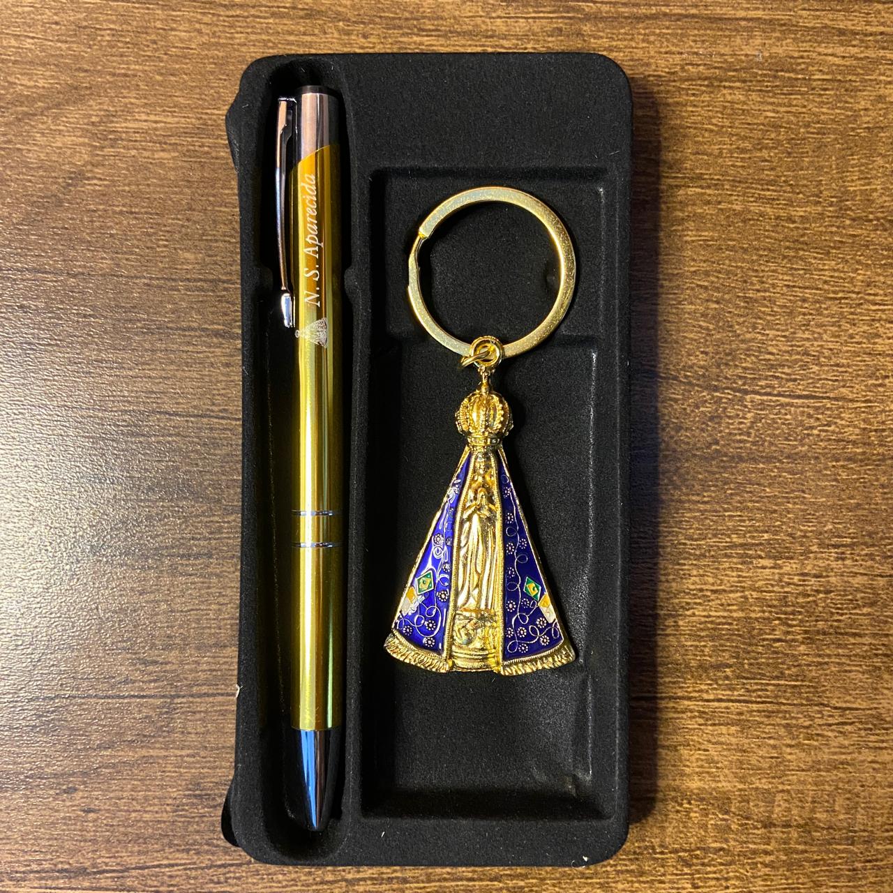 KIT CANETA COM CHAVEIRO NOSSA SENHORA APARECIDA DOURADO ( 1 UNIDADE)