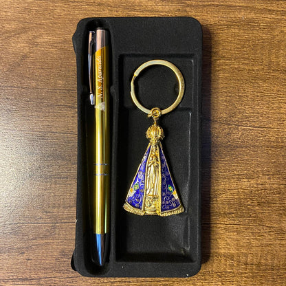 KIT CANETA COM CHAVEIRO NOSSA SENHORA APARECIDA DOURADO ( 1 UNIDADE)