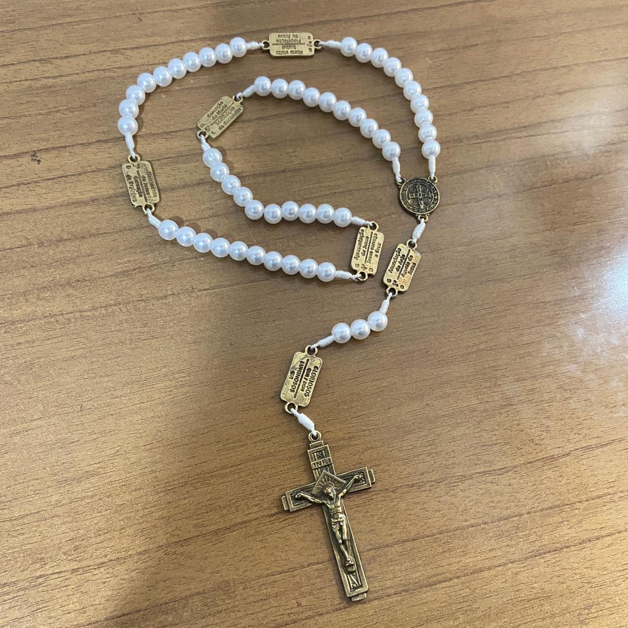 TERÇO PÉROLA CONTEMPLAÇÃO DOS MISTÉRIOS DO ROSÁRIO MEDALHA SÃO BENTO (1 UNIDADE)