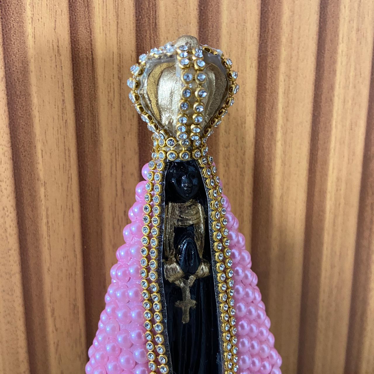 IMAGEM DE GESSO NOSSA SENHORA APARECIDA COM PÉROLA ROSA E STRASS 15CM (1 UNIDADE)