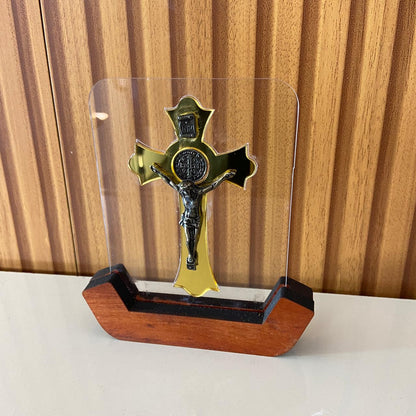 IMAGEM DE MESA METAL OURO VELHO CRUCIFIXO SÃO BENTO NO ACRÍLICO E BASE DE MADEIRA 13,5CM (1 UNIDADE)