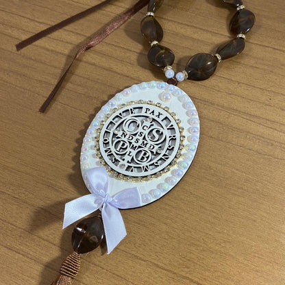 ADORNO COM PEDRARIA MEDALHA SÃO BENTO MDF E STRASS 40CM (1 UNIDADE)