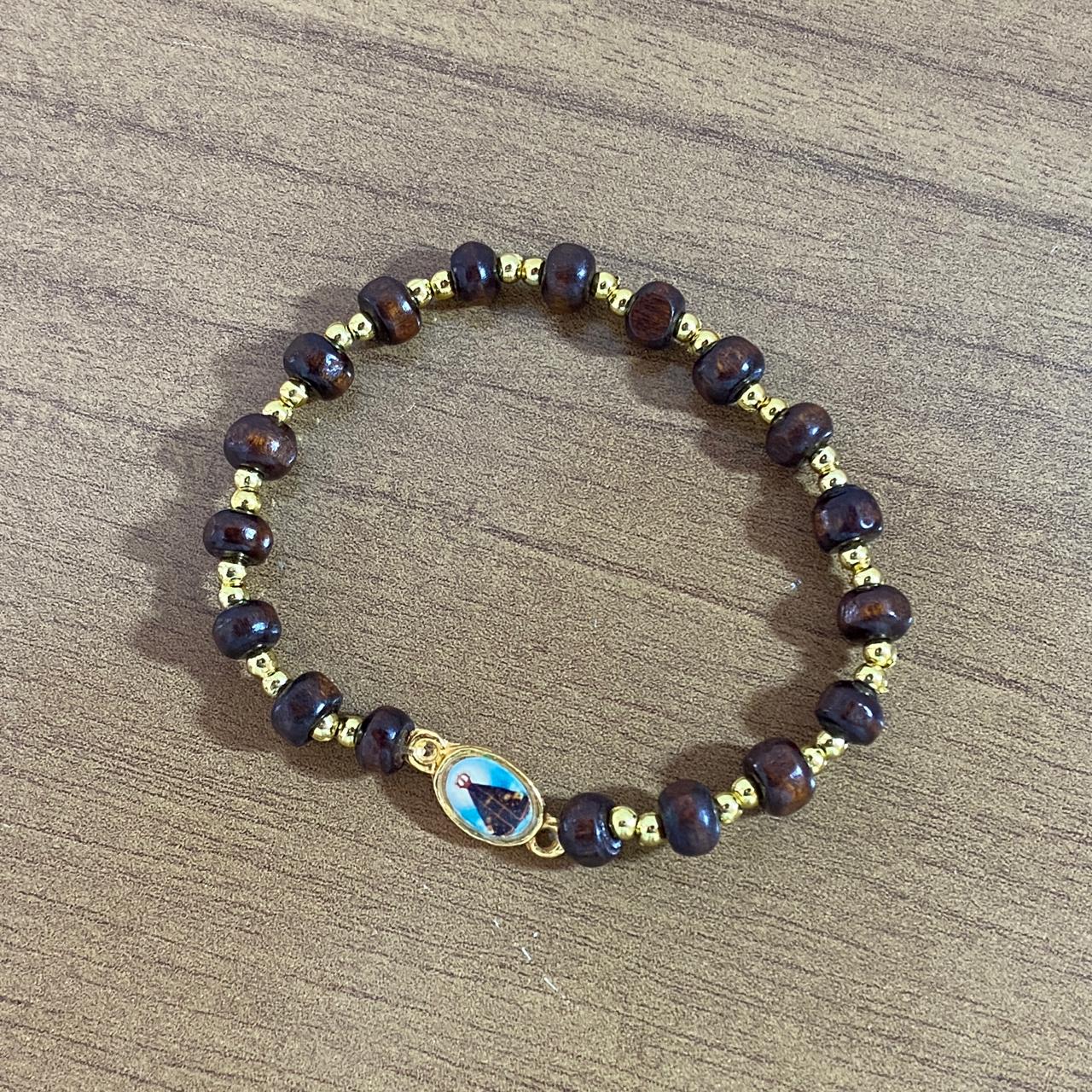 PULSEIRA DE MADEIRA COM MEDALHA NOSSA SENHORA APARECIDA (01 UNIDADE)