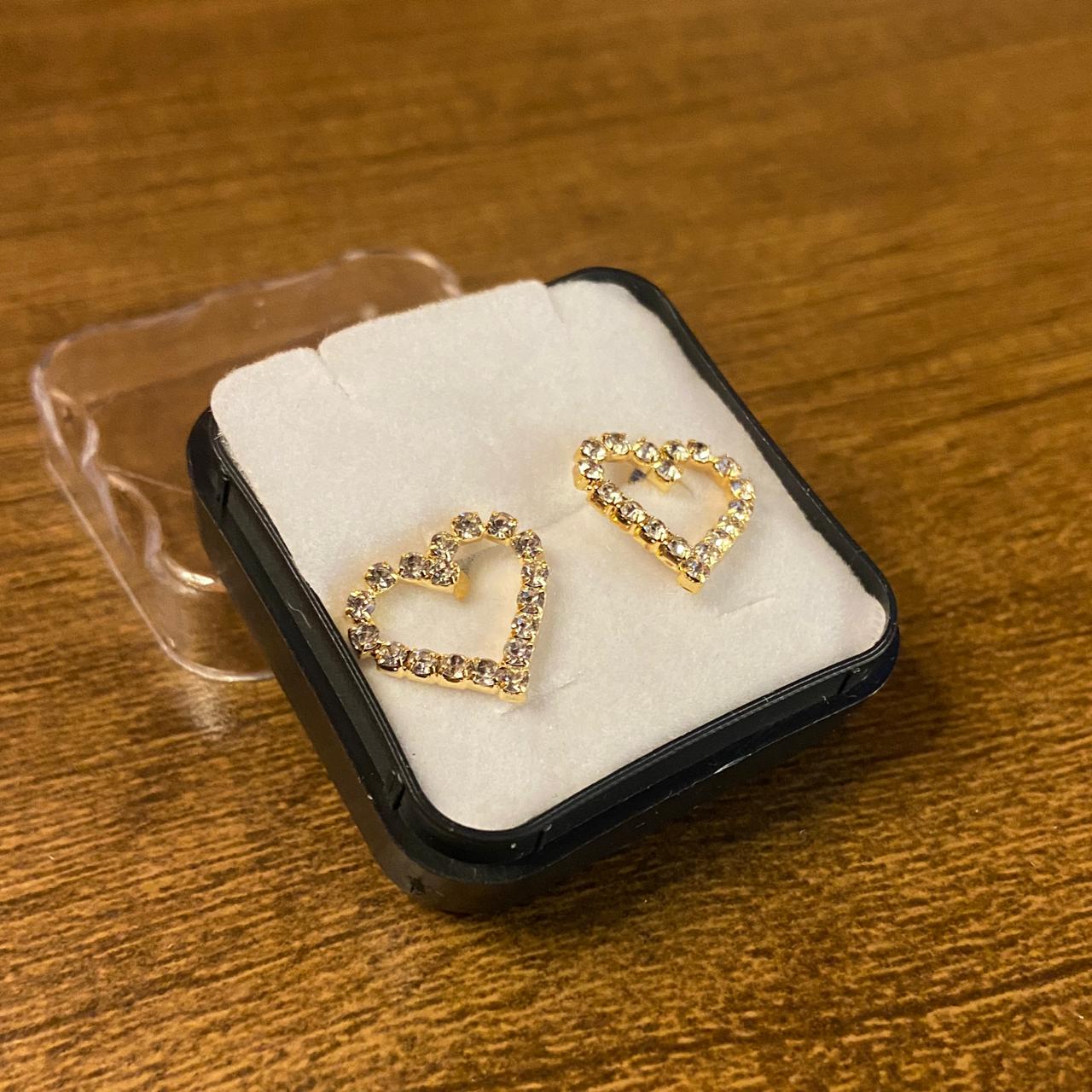 COLAR DOURADO COM PINGENTE DIVINO ESPÍRITO SANTO + BRINCO DE CORAÇÃO COM STRASS   (3 UNIDADES)