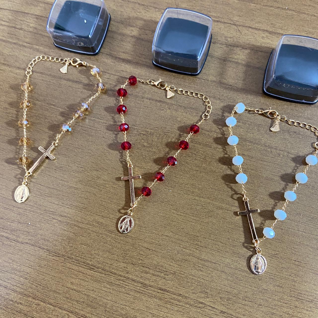 PULSEIRA CRISTAL CRUZ COM PINGENTE NOSSA SENHORA DAS GRAÇAS CORES SORTIDAS  (03 UNIDADES)