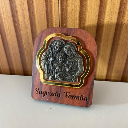 ADORNO DE MESA MADEIRA SAGRADA FAMÍLIA DE METAL COM ACRÍLICO 9,5CM(1 UNIDADE)