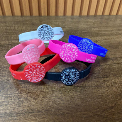 PULSEIRA SILICONE MEDALHA SÃO BENTO CORES SORTIDAS (12 UNIDADES)