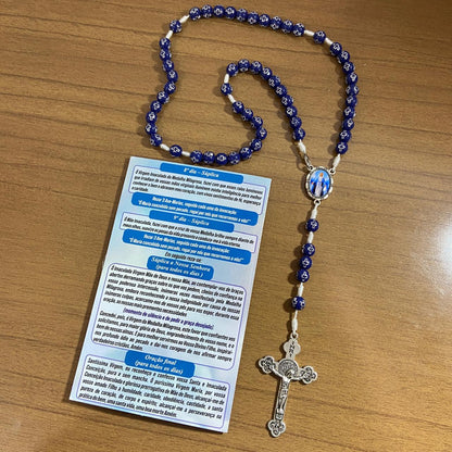 TERÇO PÉROLA AZUL CONTAS DECORADAS COM FECHO NOSSA SENHORA DAS GRAÇAS 08MM (1 UNIDADE)