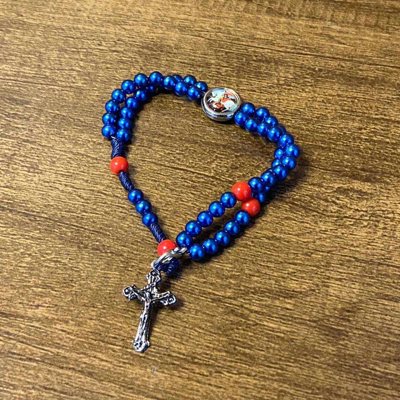 TERÇO PULSEIRA PÉROLA AZUL COM MEDALHA RESINADA SÃO JORGE (6 UNIDADES)