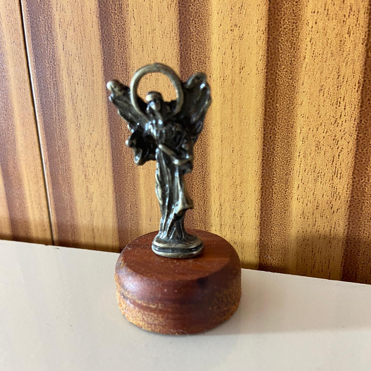 IMAGEM DE MESA METAL OURO VELHO SÃO RAFAEL ARCANJO BASE DE MADEIRA 5,5CM (1 UNIDADE)