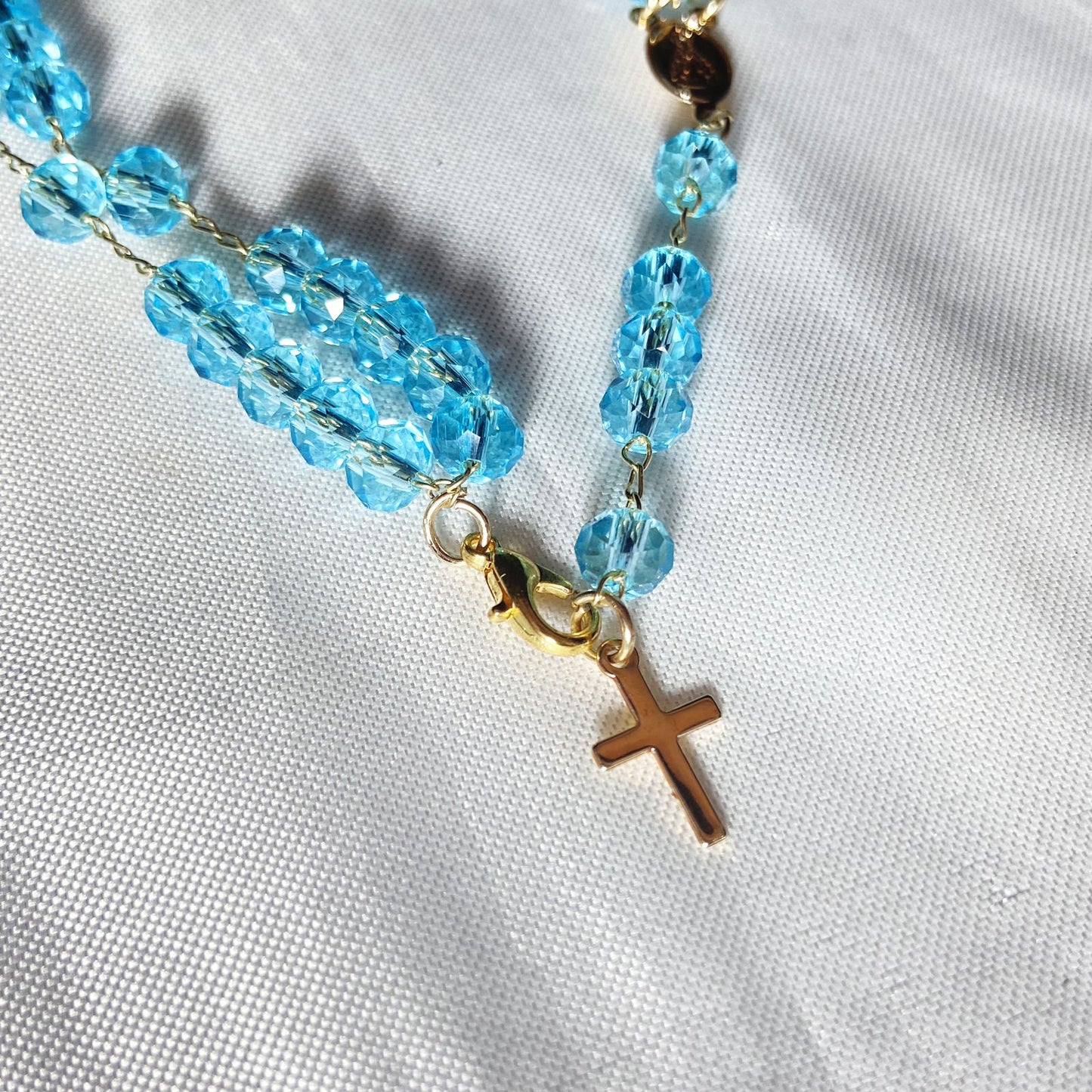 TERÇO PULSEIRA CRISTAL AZUL TRANSPARENTE  (3 UNIDADES)