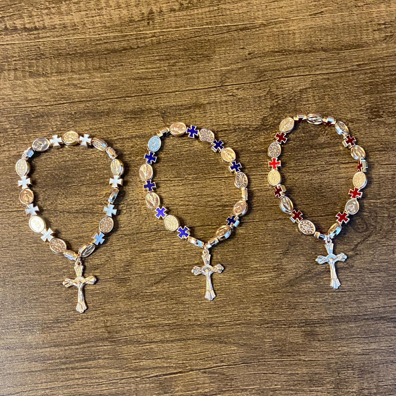PULSEIRA METAL DOURADO COM MEDALHAS DECORADAS NOSSA SENHORA DAS GRAÇAS CORES SORTIDAS (06 UNIDADES)