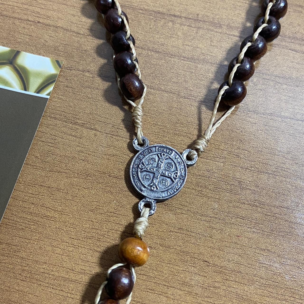 TERÇO DE MADEIRA SONECA MEDALHA SÃO BENTO 8MM(1 UNIDADE)