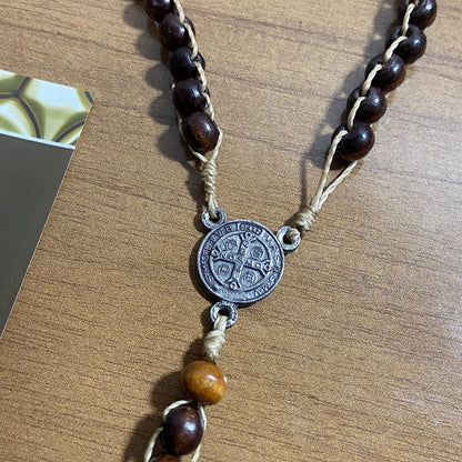 TERÇO DE MADEIRA SONECA MEDALHA SÃO BENTO 8MM(1 UNIDADE)