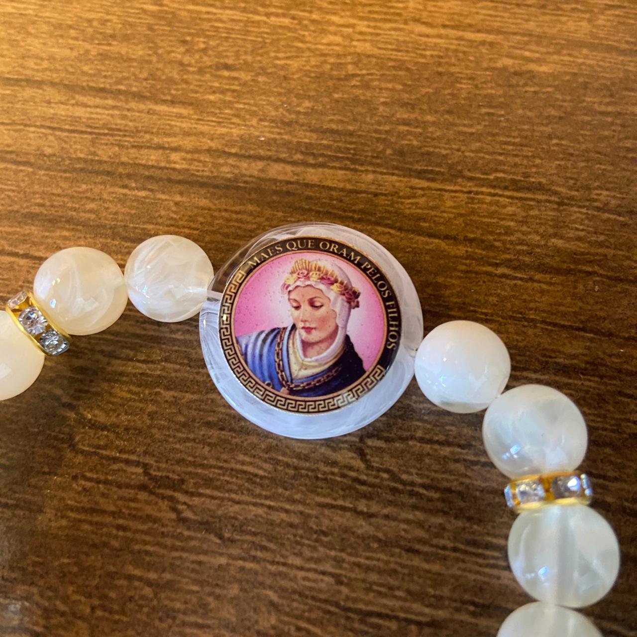 PULSEIRA PÉROLA COM MEDALHA RESINADA NOSSA SENHORA DE SALETTE  (03 UNIDADES)