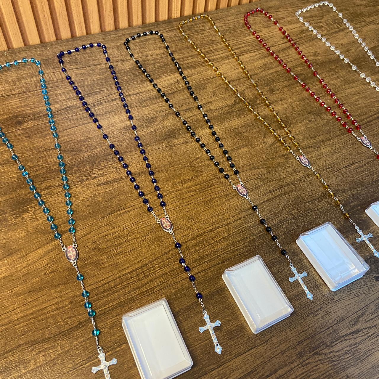 TERÇO PÉROLA MEDALHA SÃO BENTO CORES SORTIDAS 06MM  ( 6 UNIDADES)