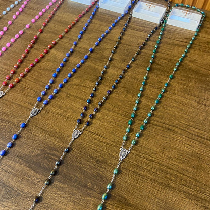 TERÇO PÉROLA NOSSA SENHORA DAS GRAÇAS CRUCIFIXO SÃO BENTO CORES SORTIDAS 06MM  ( 6 UNIDADES)