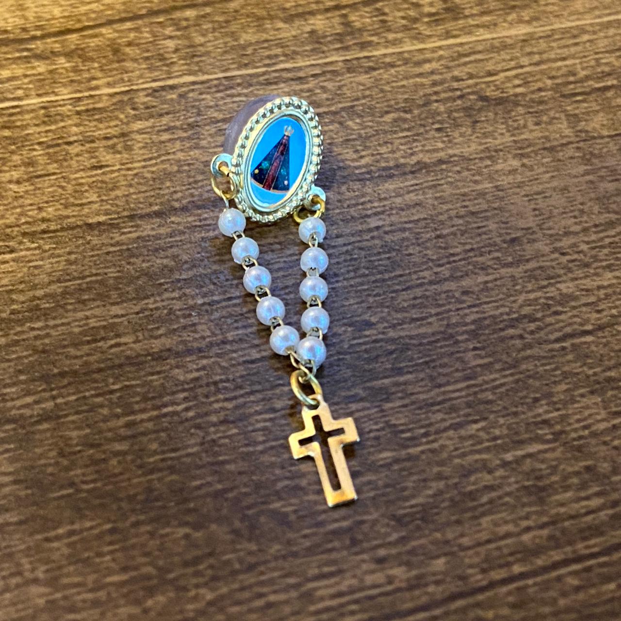 BOTOM RESINADO NOSSA SENHORA APARECIDA COM TERÇO  ( 12 UNIDADES )