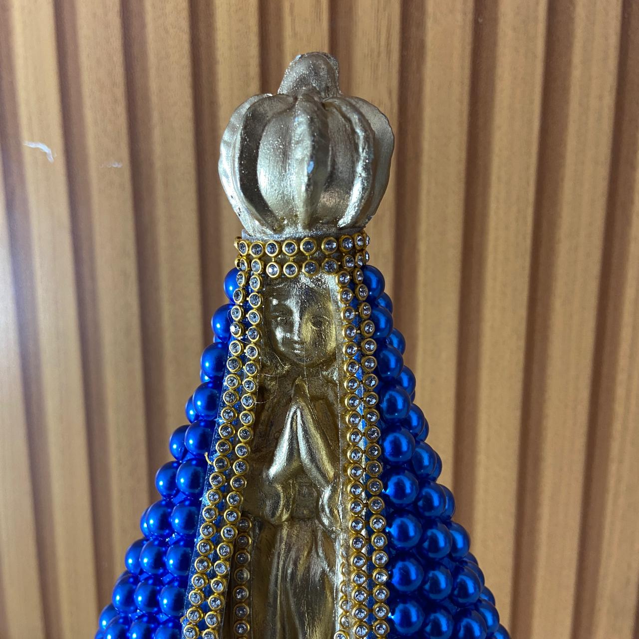 IMAGEM DE GESSO NOSSA SENHORA APARECIDA DOURADA COM PÉROLA AZUL  22,5CM (1 UNIDADE)