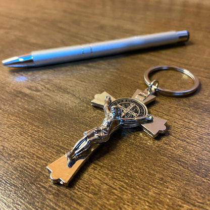 KIT CANETA COM CHAVEIRO CRUCIFIXO MEDALHA SÃO BENTO PRATA ( 1 UNIDADE)