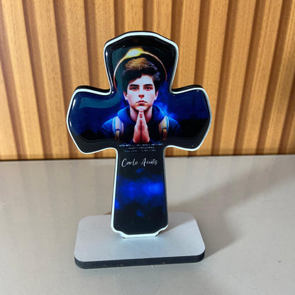 IMAGEM DE MESA MDF CRUZ RESINADA CARLO ACUTIS (1 UNIDADE)