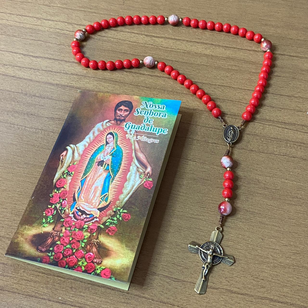 TERÇO PÉROLA VERMELHA NOSSA SENHORA DE GUADALUPE E JESUS MISERICORDIOSO 08MM (1 UNIDADE)