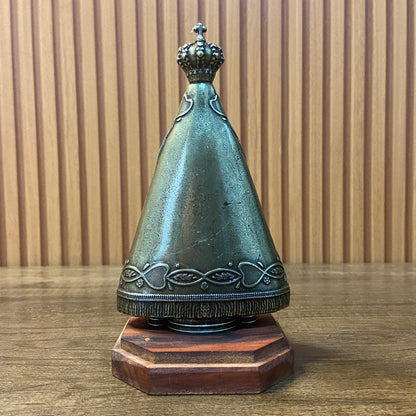 IMAGEM DE MESA METAL OURO VELHO NOSSA SENHORA APARECIDA COM BASE DE MADEIRA 18CM (1 UNIDADE)