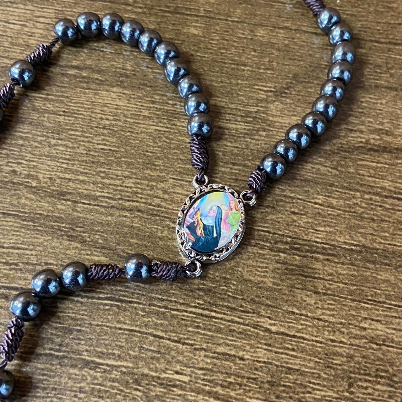 TERÇO DE HEMATITA SANTA RITA DE CÁSSIA 6MM (3 UNIDADES)