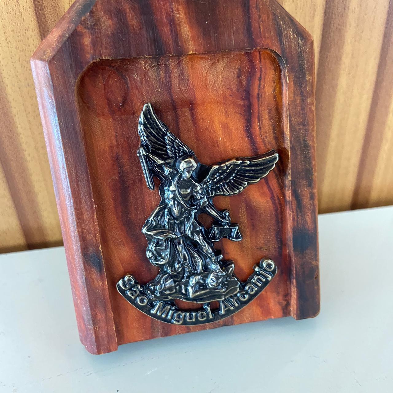 ADORNO DE MESA MADEIRA CASA SÃO MIGUEL ARCANJO METAL OURO VELHO 11,7CM (1 UNIDADE)