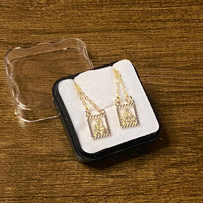 ESCAPULÁRIO DOURADO VAZADO SAGRADO CORAÇÃO DE JESUS E NOSSA SENHORA DO CARMO ( 6 UNIDADE)