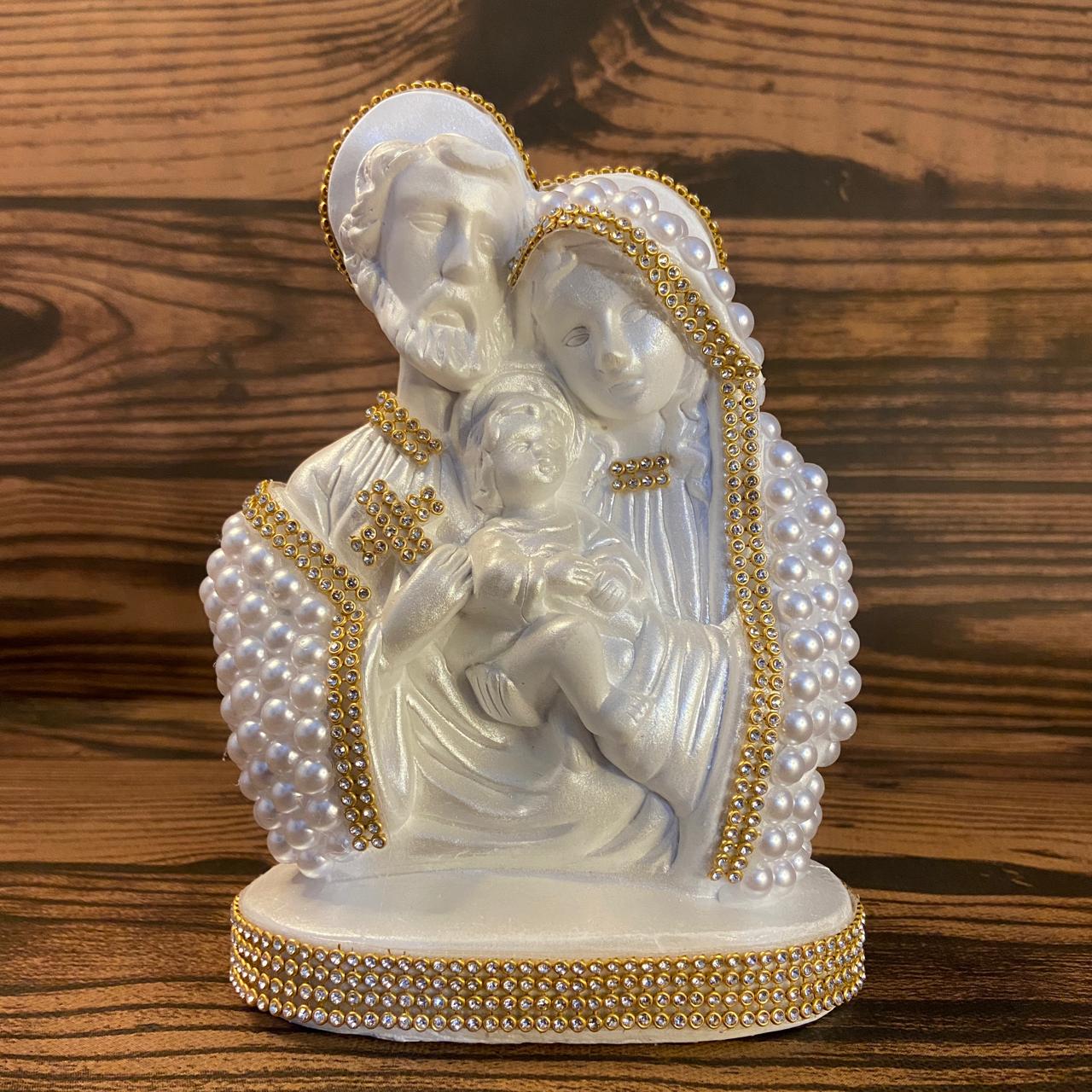 BUSTO DE GESSO SAGRADA FAMÍLIA BRANCO COM PÉROLA E STRASS DOURADO 20CM MOD 2 (1 UNIDADE)