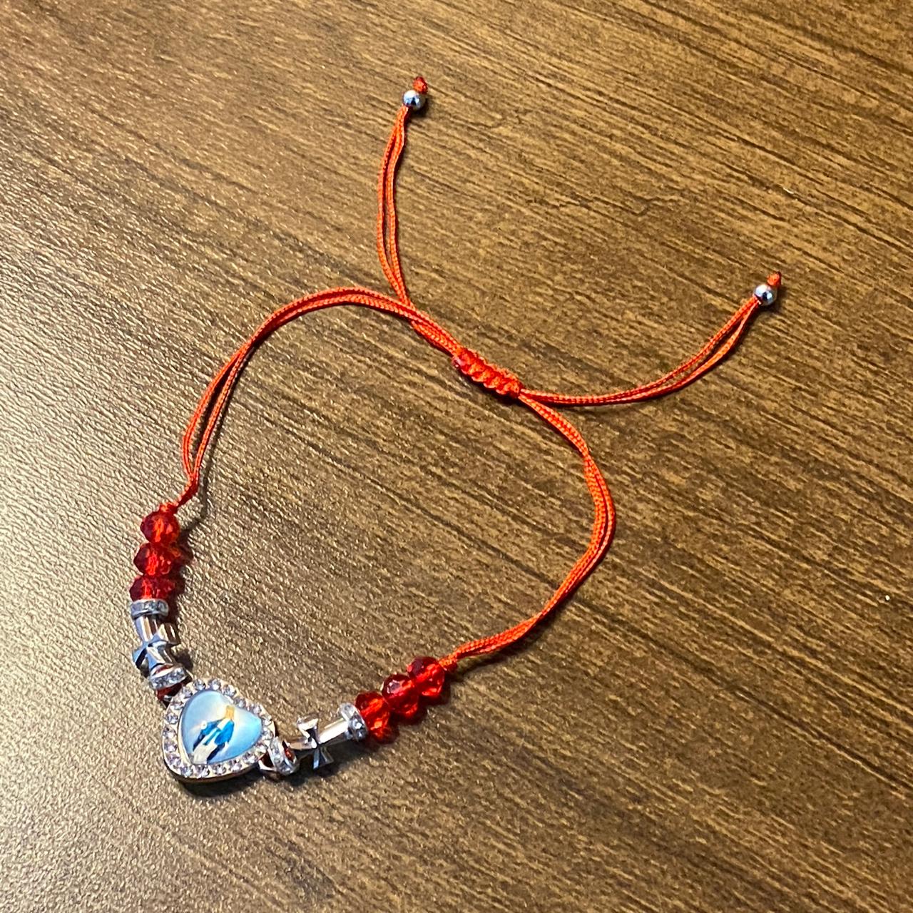 PULSEIRA REGULÁVEL CRISTAL VERMELHO COM MEDALHA RESINADA NOSSA SENHORA DAS GRAÇAS  ( 01 UNIDADE)