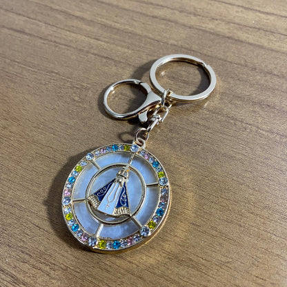 CHAVEIRO LUXO MADREPÉROLA COM STRASS COLORIDO NOSSA SENHORA APARECIDA COM MOSQUETE  (6 UNIDADES)
