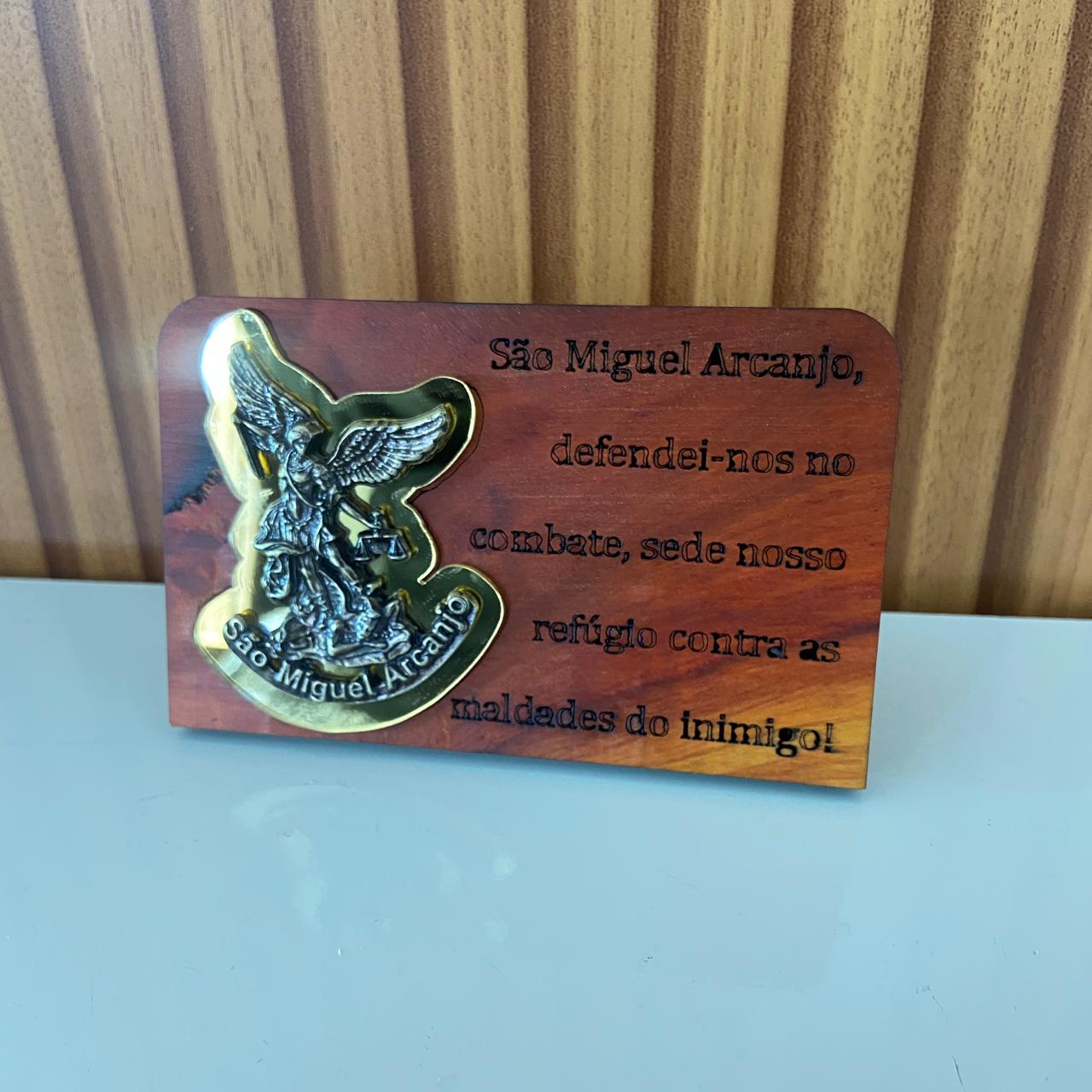 ADORNO DE MESA MADEIRA COM ORAÇÃO SÃO MIGUEL ARCANJO METAL OURO VELHO 7,7CM (1 UNIDADE)