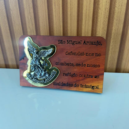 ADORNO DE MESA MADEIRA COM ORAÇÃO SÃO MIGUEL ARCANJO METAL OURO VELHO 7,7CM (1 UNIDADE)