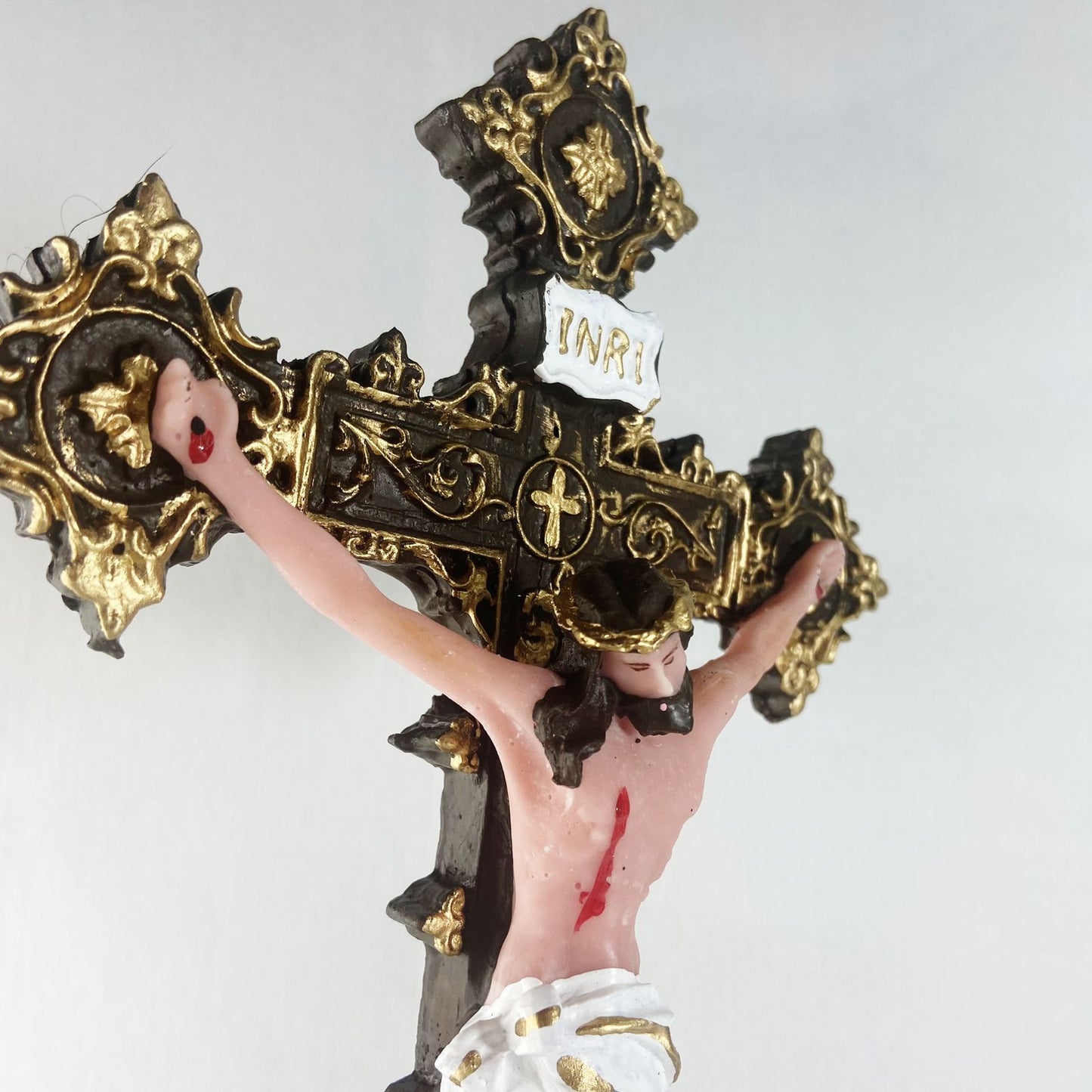 CRUCIFIXO DE RESINA COM PEDESTAL 28X16 CM (1 UNIDADE)