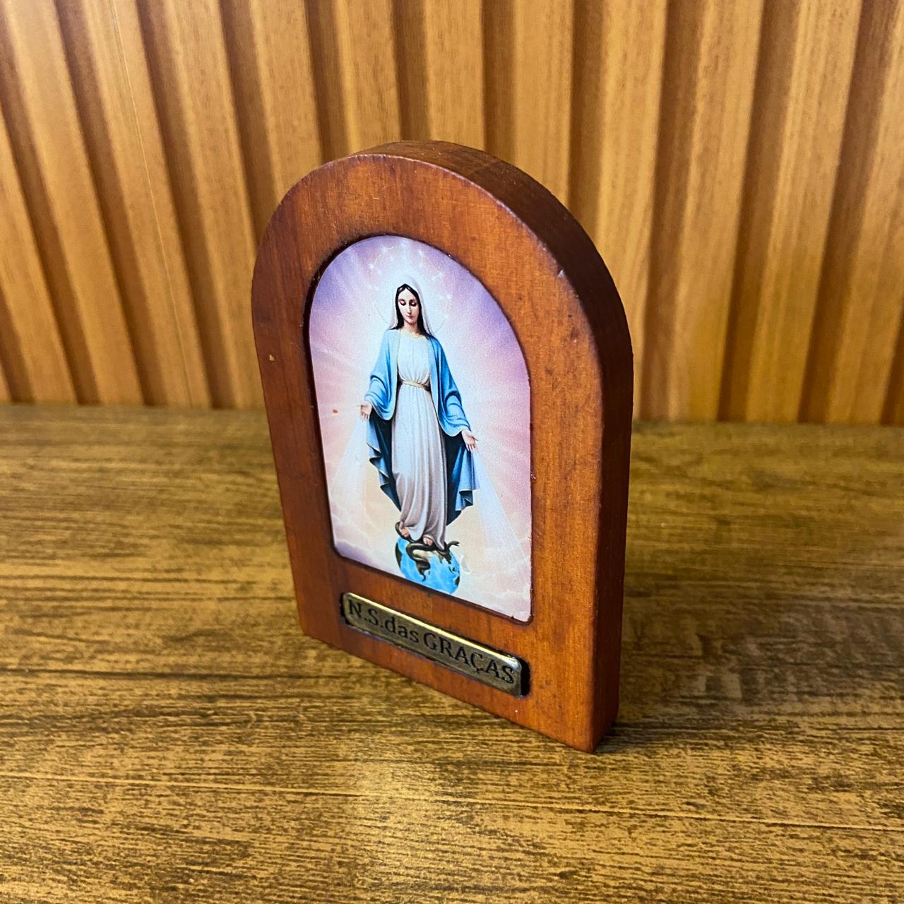 ADORNO DE MESA MADEIRA RESINADA NOSSA SENHORA DAS GRAÇAS 11CM (1 UNIDADE)