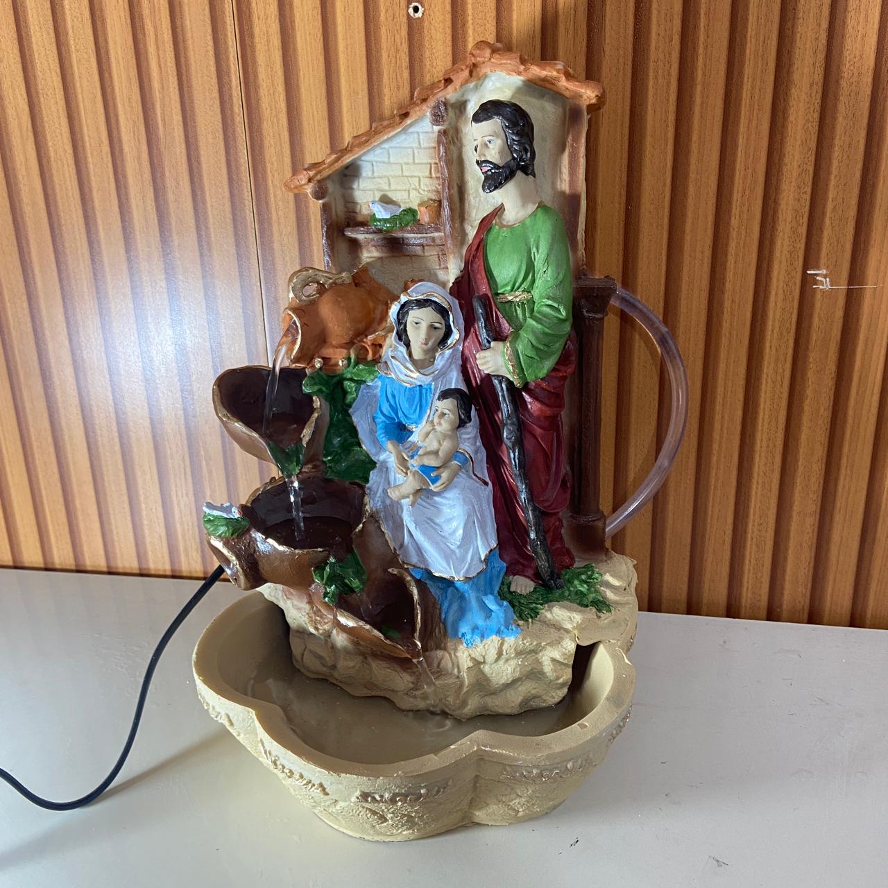 FONTE DE RESINA NACIONAL SAGRADA FAMÍLIA MOD1 33CM (1 UNIDADE)