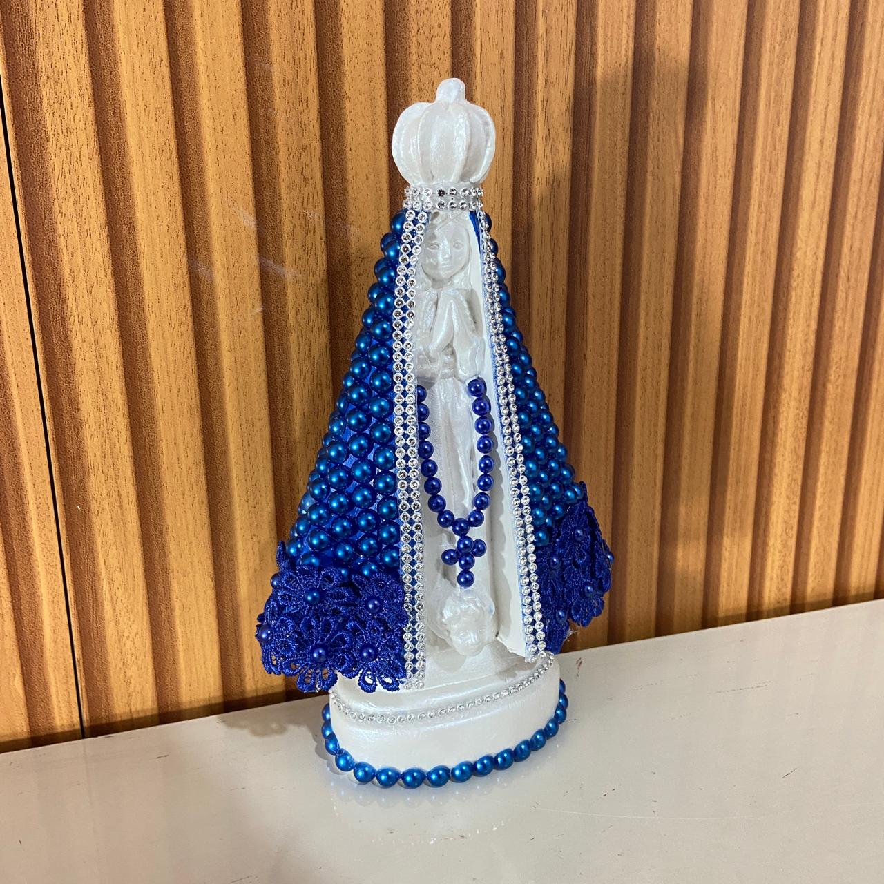 IMAGEM DE GESSO NOSSA SENHORA APARECIDA BRANCA BORDADA COM PÉROLA AZUL 22,5CM (1 UNIDADE)