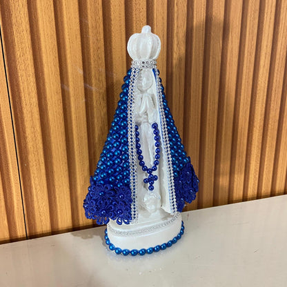 IMAGEM DE GESSO NOSSA SENHORA APARECIDA BRANCA BORDADA COM PÉROLA AZUL 22,5CM (1 UNIDADE)