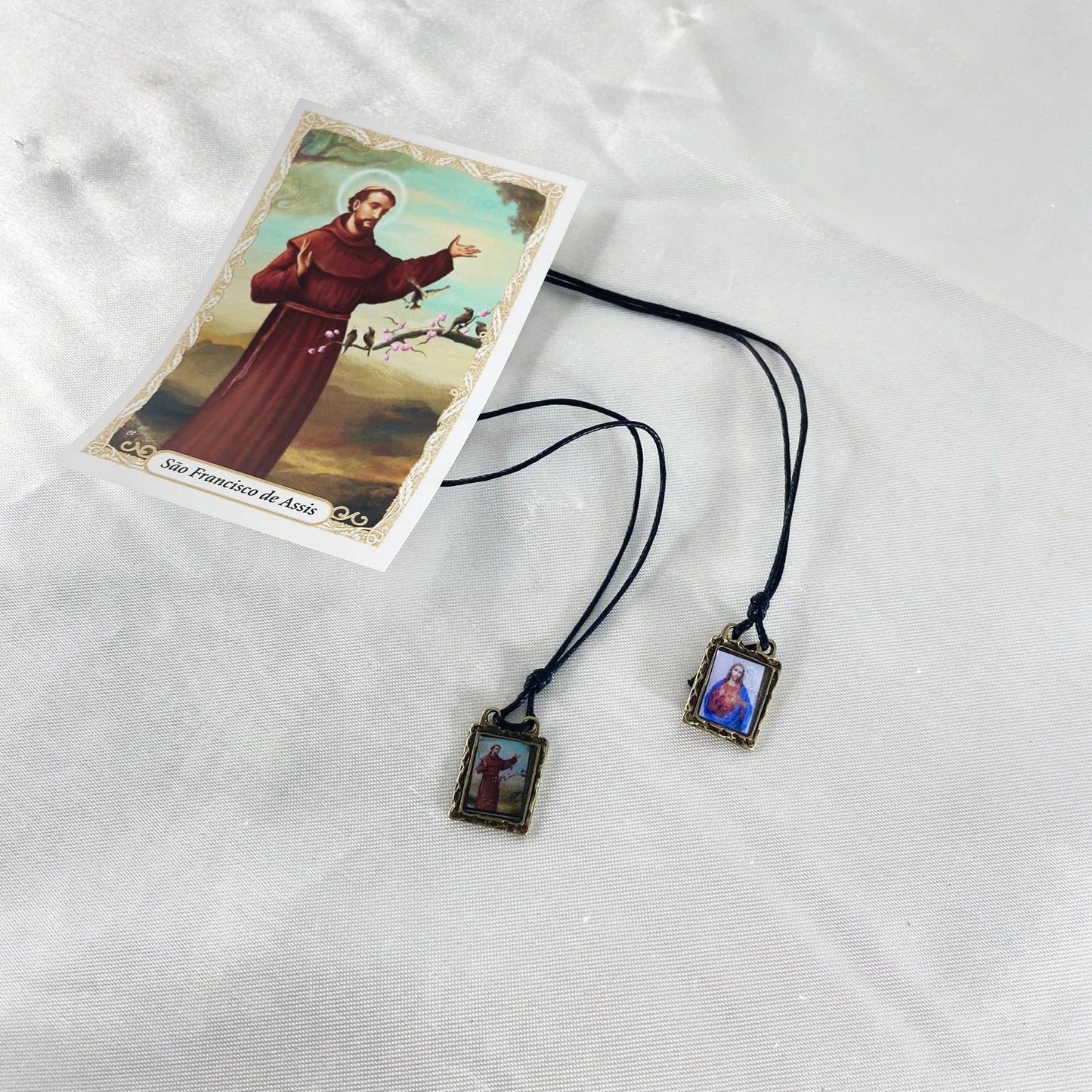 ESCAPULÁRIO DE COURO SÃO FRANCISCO DE ASSIS (12 UNIDADES)