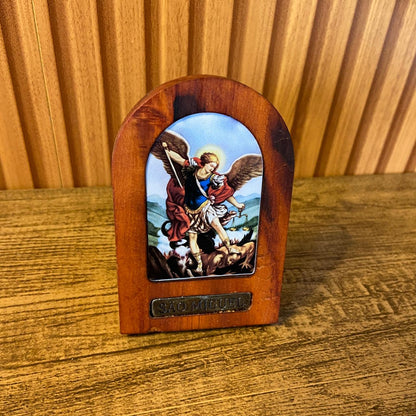 ADORNO DE MESA MADEIRA RESINADA SÃO MIGUEL ARCANJO 11CM (1 UNIDADE)