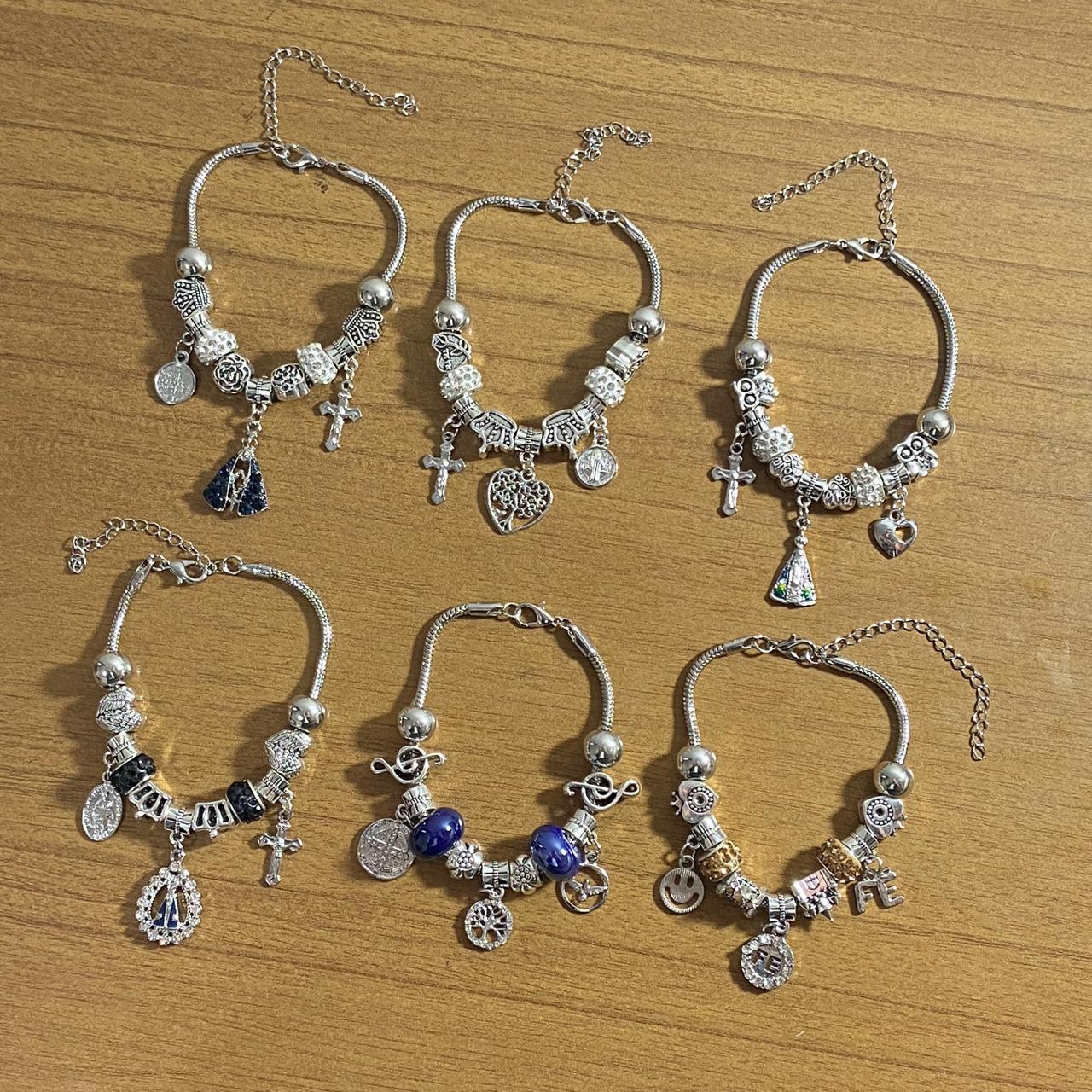 PULSEIRA PRATEADA COM BERLOQUES MODELOS SORTIDOS (6 UNIDADES)