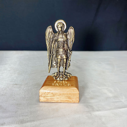 IMAGEM DE MESA METAL OURO VELHO SÃO MIGUEL ARCANJO COM BASE DE MADEIRA 09CM (1 UNIDADE)